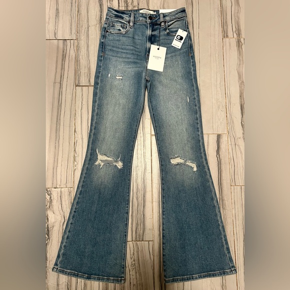 NWT Hidden Happi High Rise Flare Jeans - Picture 2 of 13